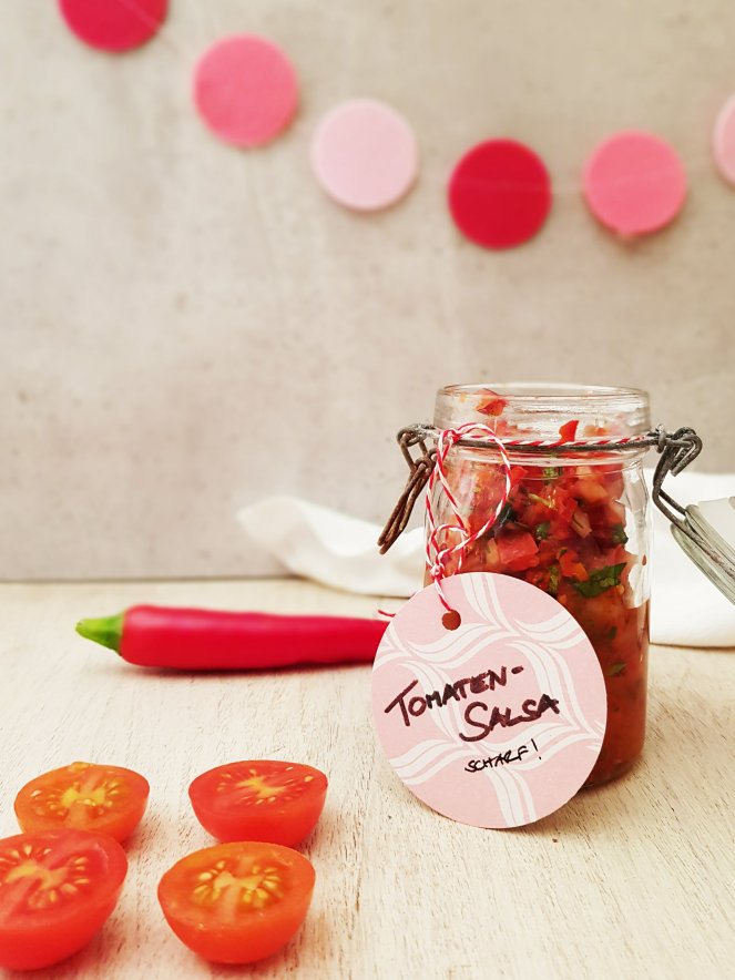 scharfe_Tomaten_Salsa_mit_gegrillter_Paprika_Koriander_roten_Zwiebeln2.jpg