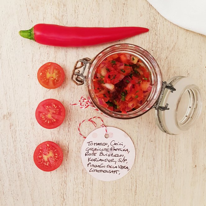 scharfe_Tomaten_Salsa_mit_gegrillter_Paprika_Koriander_roten_Zwiebeln.jpg