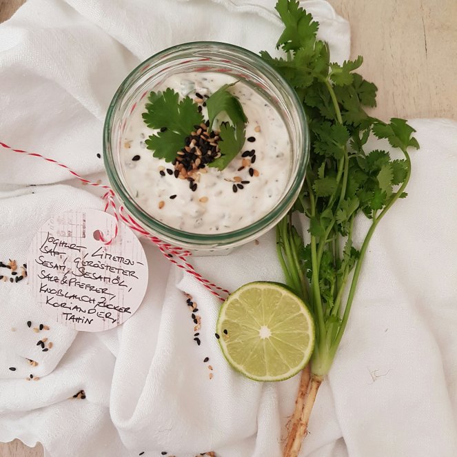 Sesam_Koriander_Dip_mit_Koriander_und_Limette.jpg