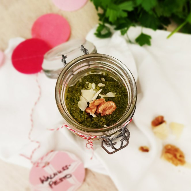 Walnuss_Pesto_mit_Petersilie_und_getrockneten_Tomaten.jpg