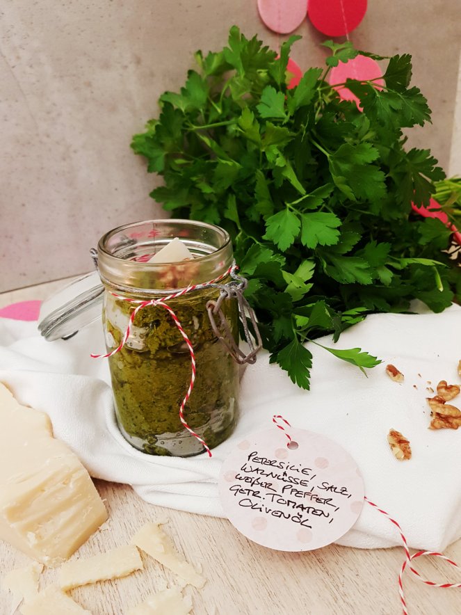 Walnuss_Pesto_mit_Petersilie_und_getrockneten_Tomaten2.jpg