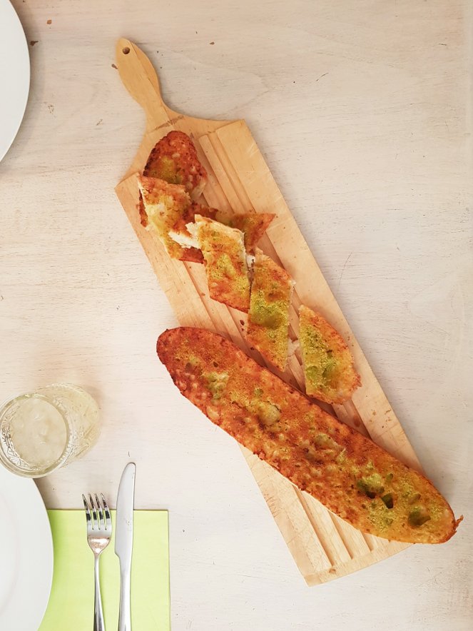 knusprig krosses Knoblauchbaguette schnell gemacht.jpg