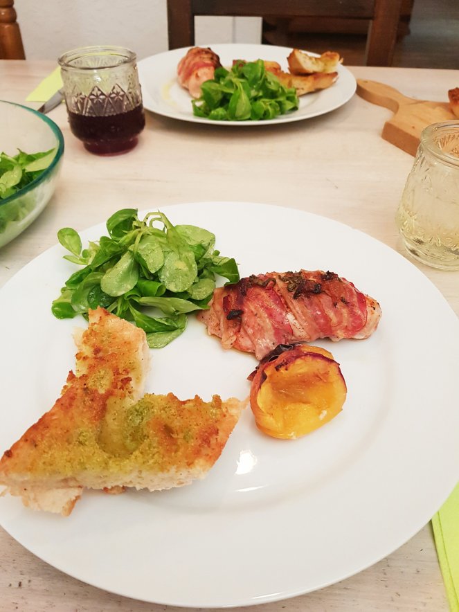 Hühnerbrust mit Würzbutter und Speck & Knoblauch-Baguette.jpg