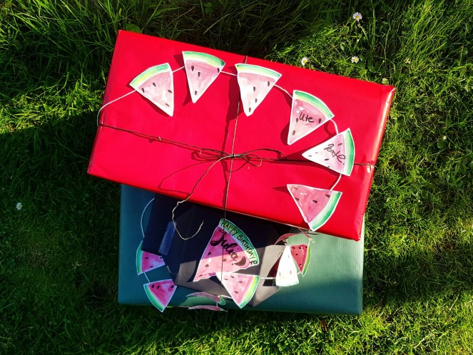 Geschenkverpackung mit DIY-Wimpelkette aus Wassermelonen.jpg