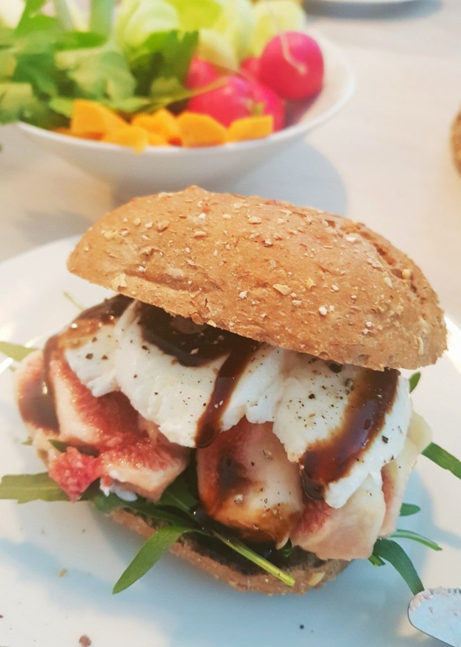 Bröchen mit Feigensalat.jpg