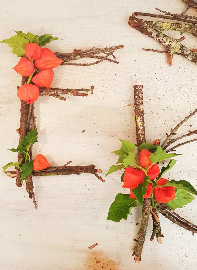 Initialien aus Zweigen und Blüten basteln .jpg