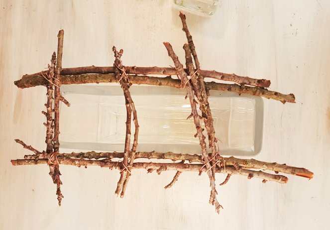 Upcycling aus Zweigen: Gitter als Stütze auf der Vase für Blumen.jpg