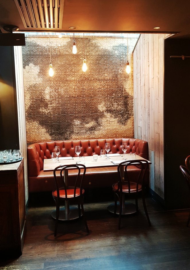 gemütliche Nische mit Oberlicht / little corner downstairs with dayligt, Jamie Oliver´s fifteen, London