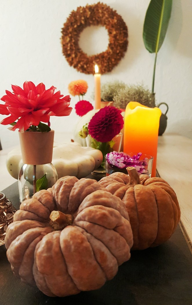 Tischdeko mit Zierkürbis und Dahlie
