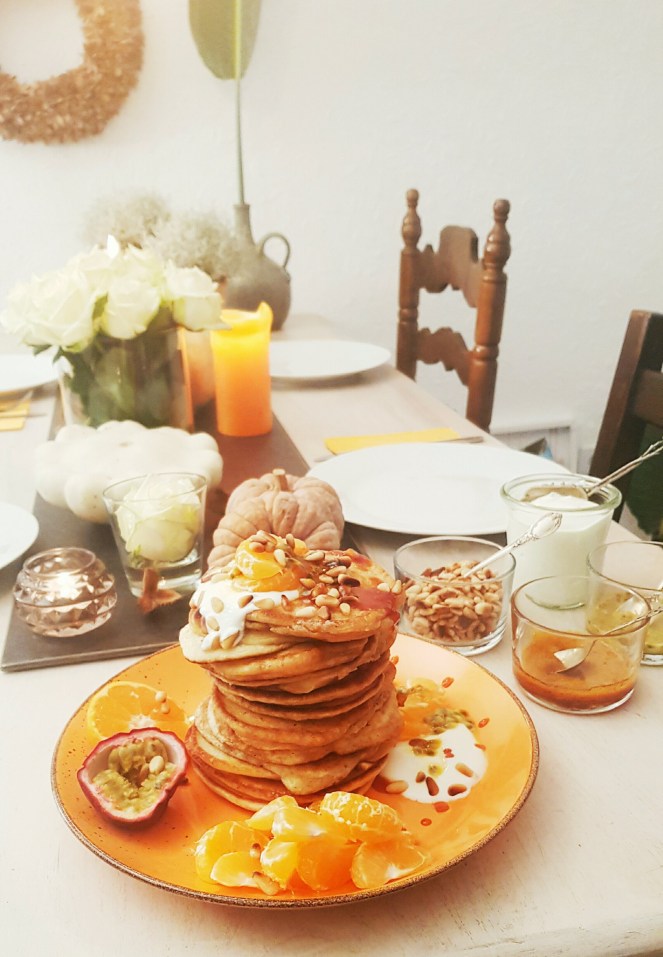 american Pancakes und Orangen-Karamell-Sirup mit Kurkuma, dazu Obst, Joghurt und Pinienkerne