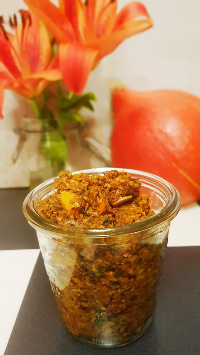 Süß rauchiges Kürbispesto mit gerösteten Kürbiskernen. würzigem Ziegenköse, samtigem Kürbiskernöl und Orangensaft,