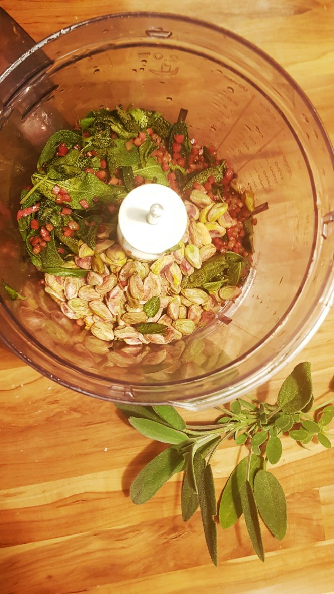 herrliches Salbei-Pesto mit Speck und Pistazien.jpg