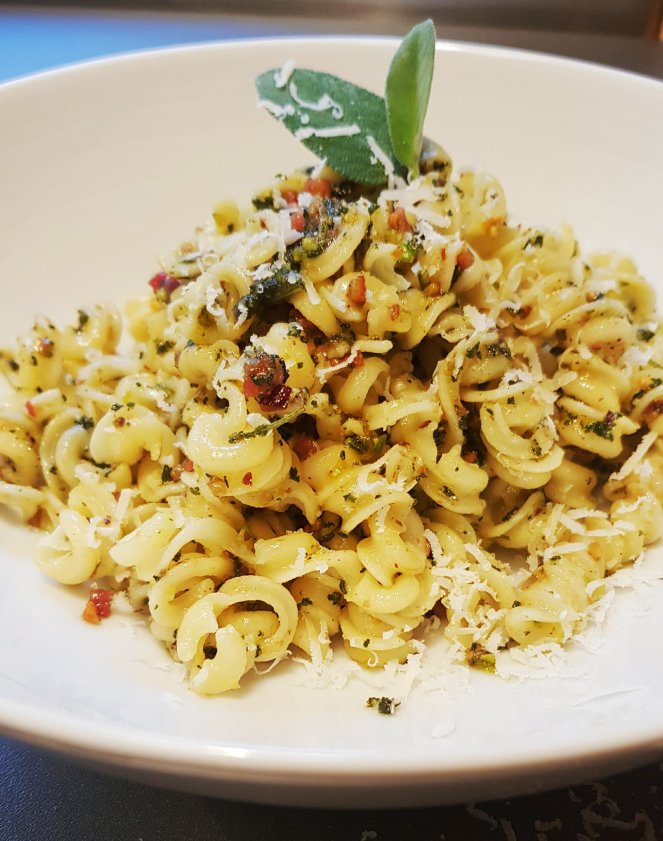 würziges Salbeipesto mit Pistazien und Speck - perfekte Herbstpasta!