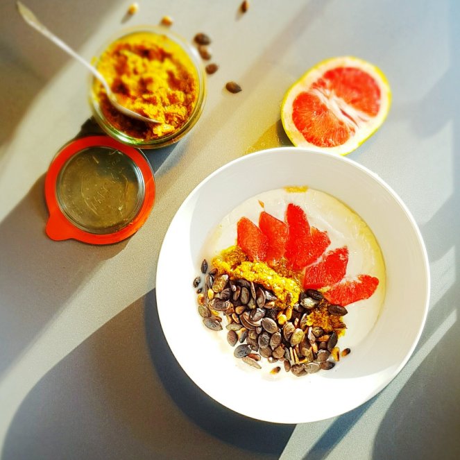 Kürbis-Pesto in der Frühstücks-Bowl mit griechischem Joghurt, Grapefruit und Kürbiskernen. Leckerstes Super-Food!!