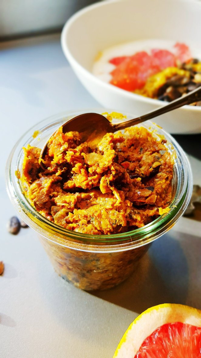 Rauchig-süßes Kürbispesto mit gerösteten Kürbiskernen, würzigem Ziegenkäse und samtigem Kürbiskernöl