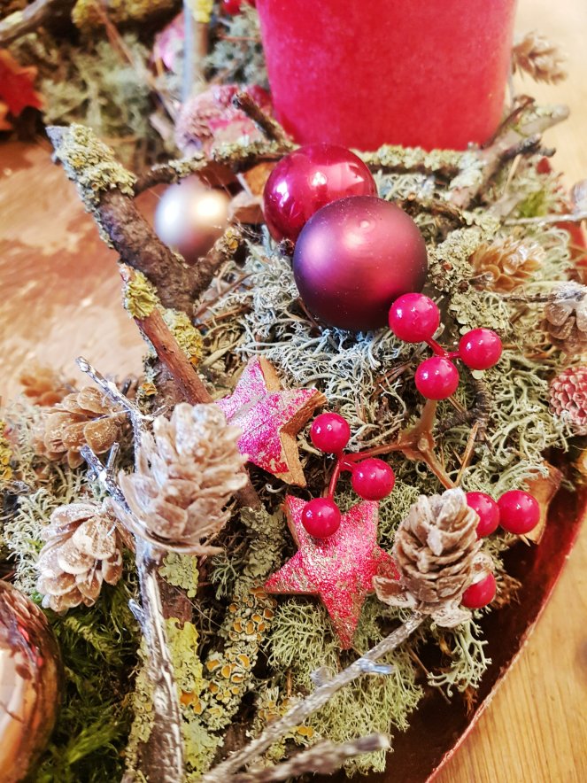 Adventkranz mit Flechten und Beeren, Zapfen und Sternen und ganz viel Islandmoos - klassich. natürlich. festlich. rustikal. elegant