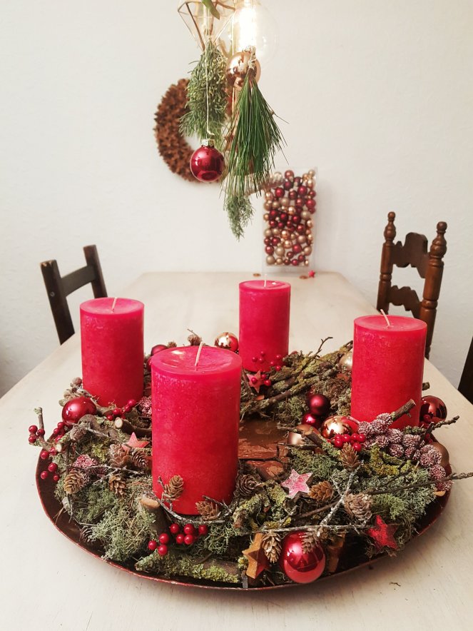 Adventkranz mit Flechten und Beeren - klassich. natürlich. festlich. rustikal. elegant