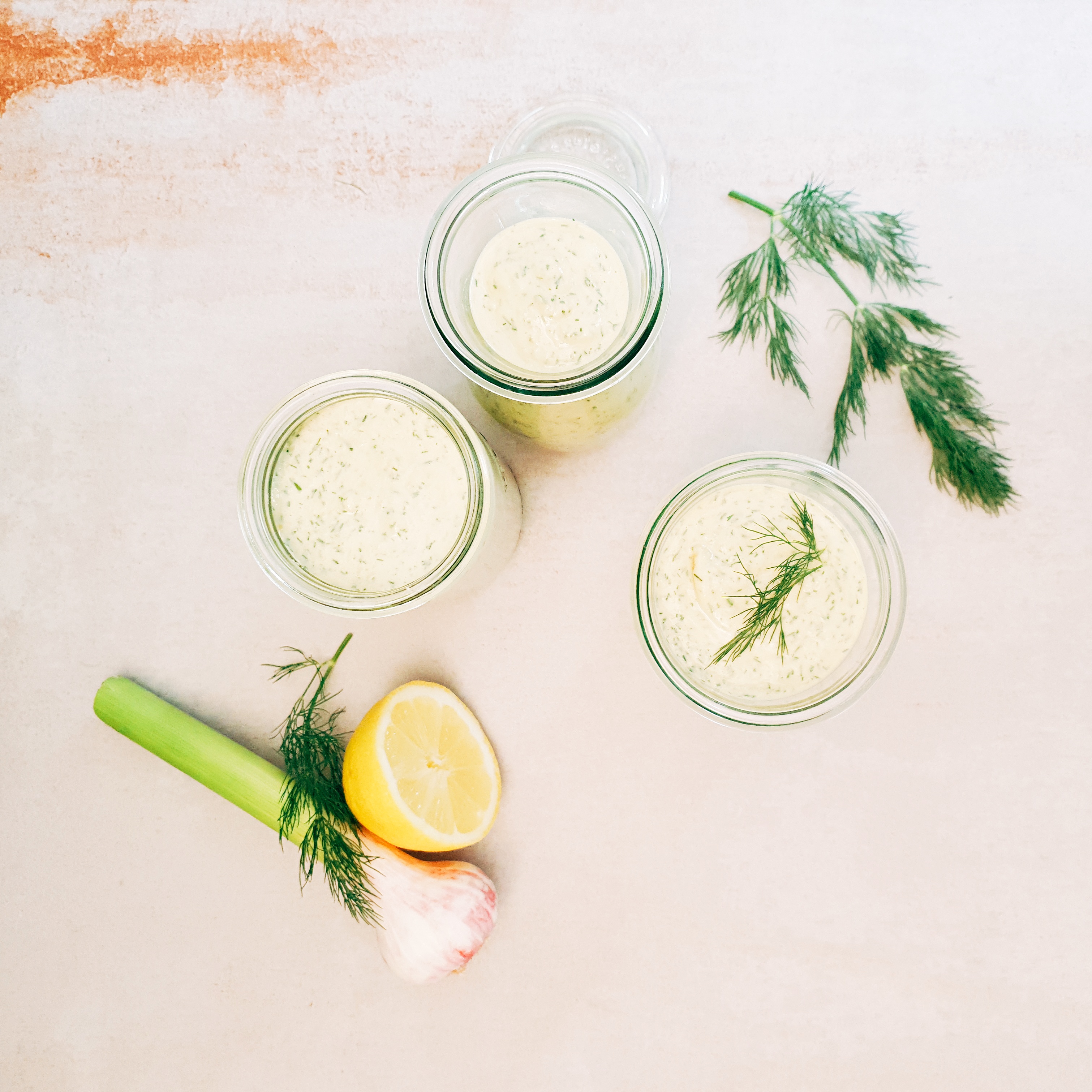 Sauce, Dip oder Hummus - mit jeder Menge Dill und ordentlich Knoblauch - ein Genuss zu Gegrilltem, Gemüse und Brot.jpg