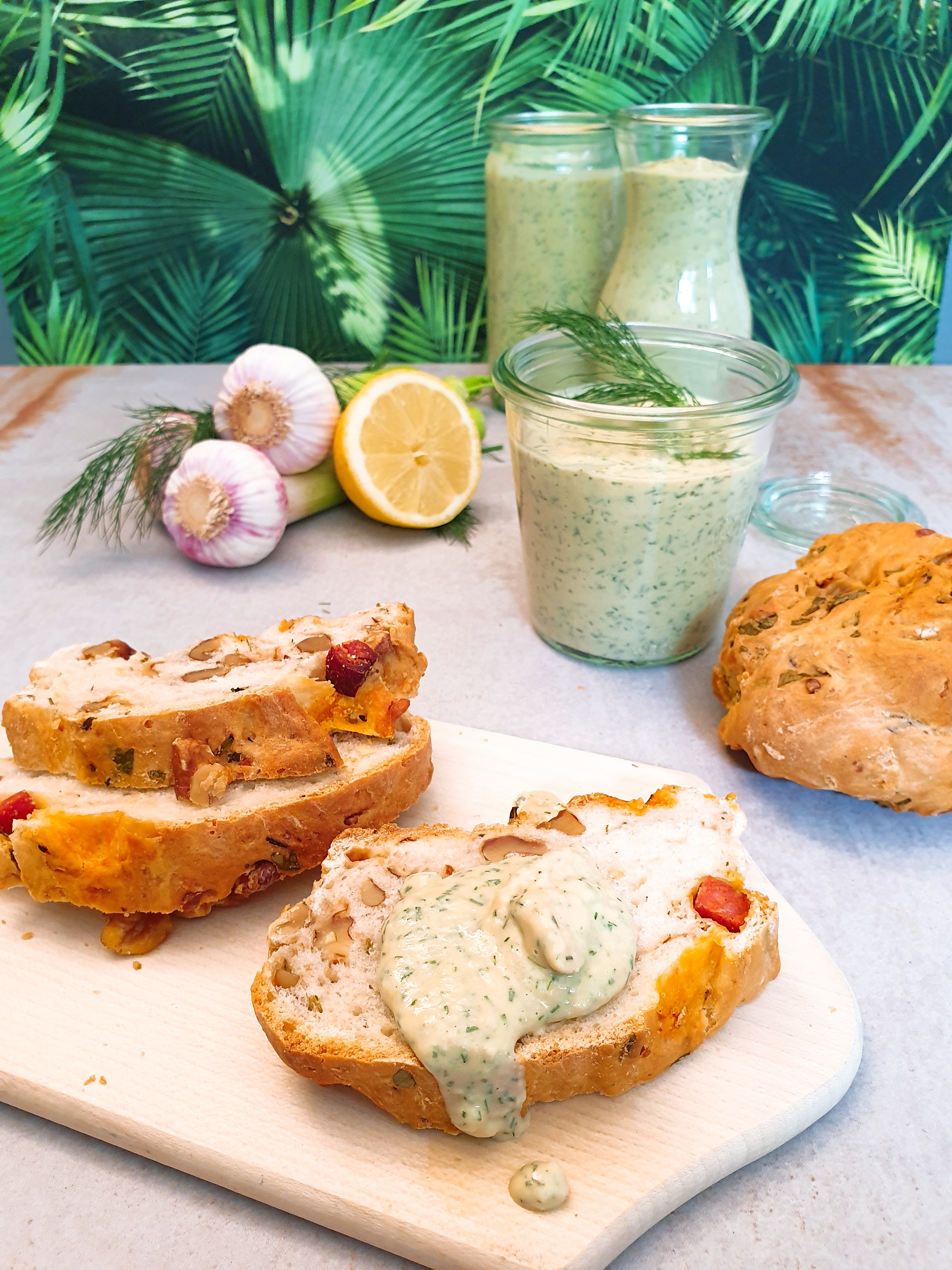 Knoblauch-Dill-Dip auf Hummus-Basis zu Chorizo-Walnuss-Baguette.jpg