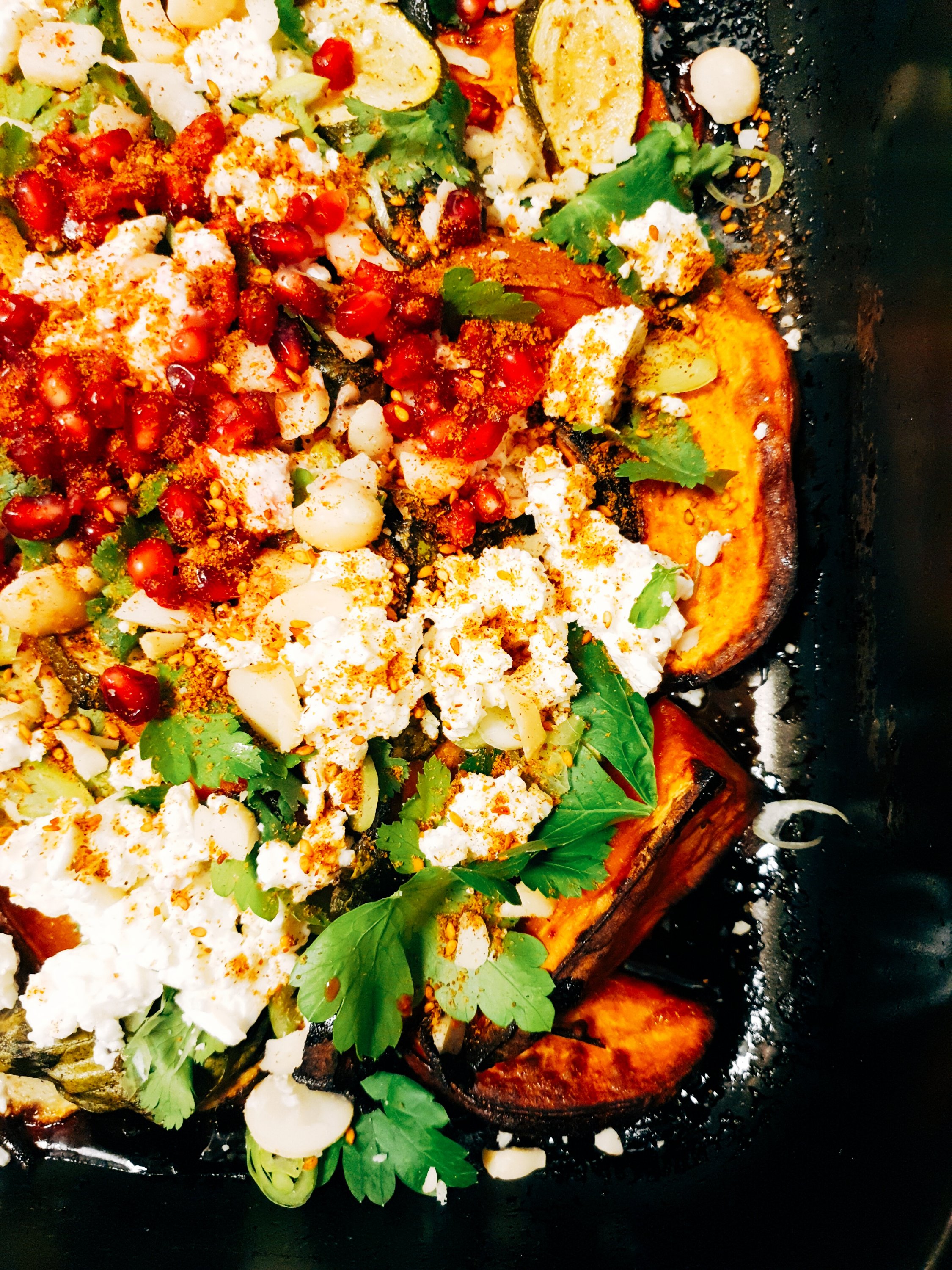 In saftiger Orangenreduktion karamellig gebackene Kräutersüßkartoffeln mit Zucchinis und Spinat getoppt mit frischen Kräutern, Schafskäse, Granatapfelkernen und Macadamia-Nüssen und verfeinert mit orientalischen Gewürzen. Leider geil!!