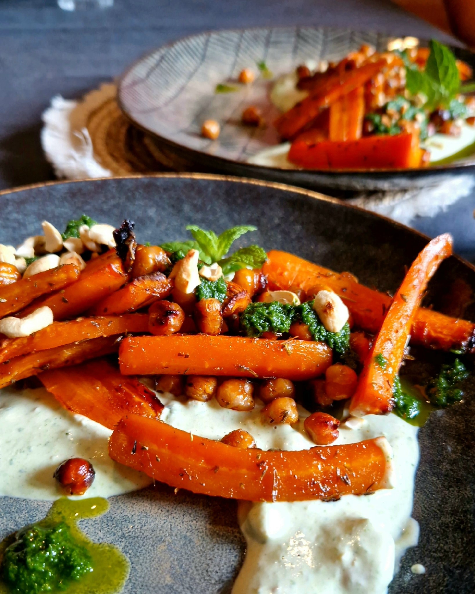 Gebackene Harissa-Möhren und Kichererbsen auf Ziegenkäsecreme mit Kräuteröl