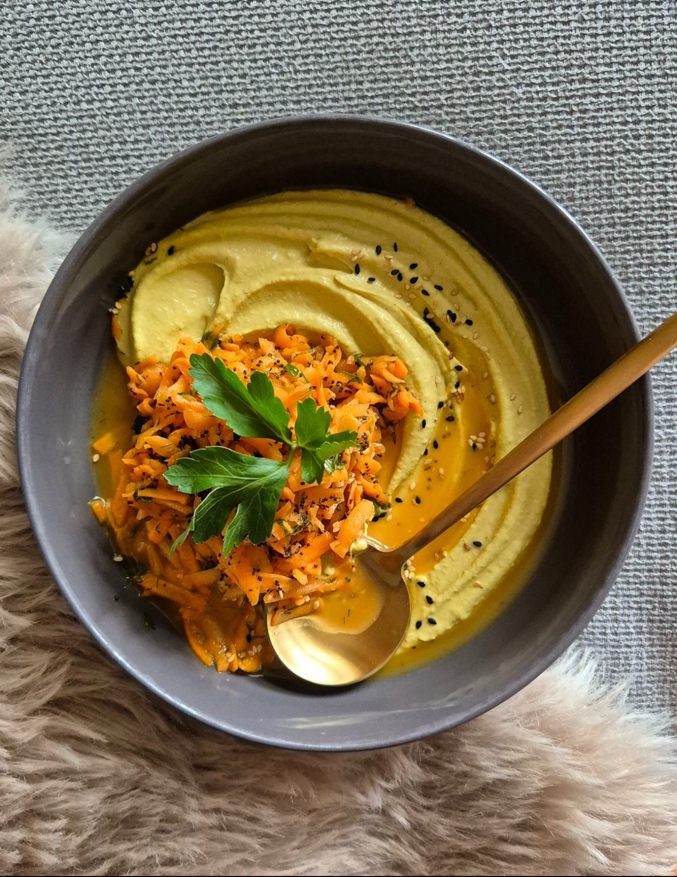 Frischer Möhrensalat mit Orangendressing und Mohn