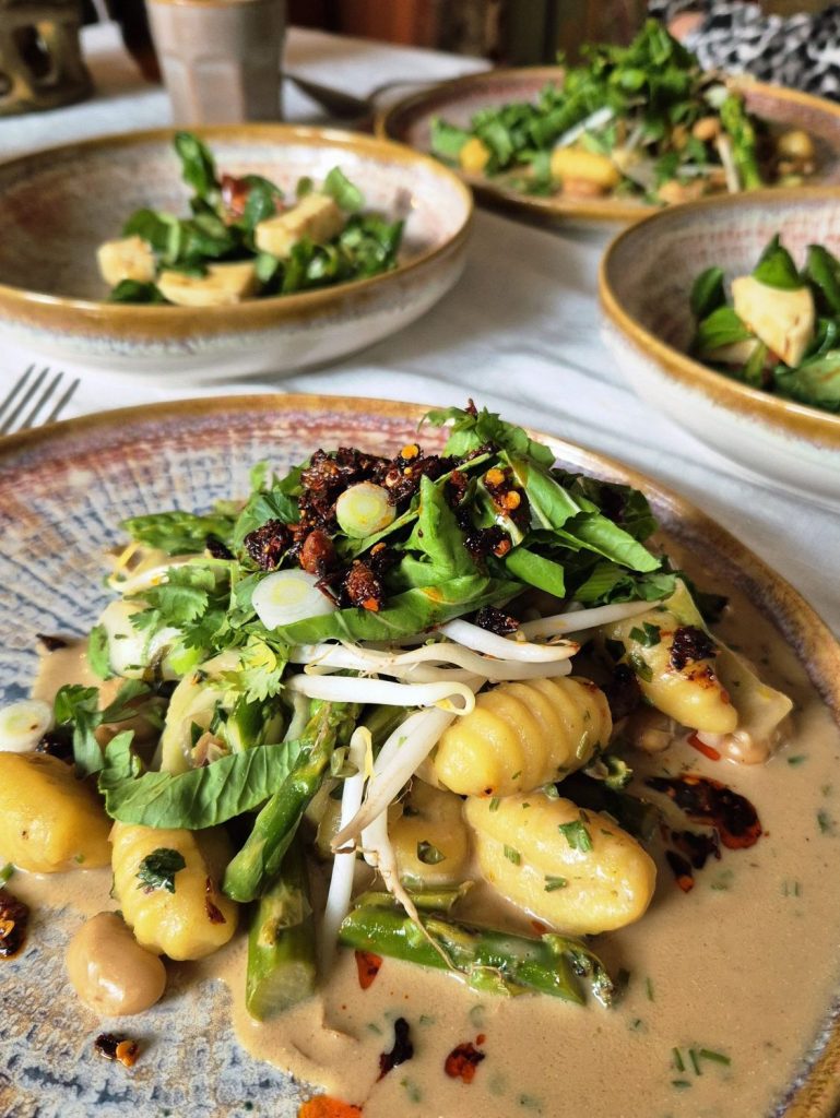 Gnochi-Bohnen-Pfanne mit Pak Choy und würziger Cremesauce